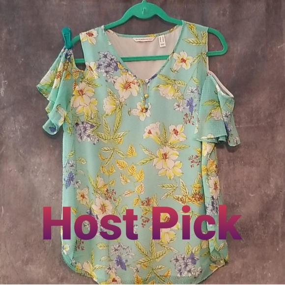 Isaac Mizrahi Tops - EUC Isaac mizrahi cold shoulder top